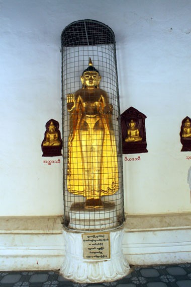 Khắp các ngôi chùa ở Myanmar, những bức tượng Phật lớn nhỏ được dát vàng. Theo tiếng Myanmar, “vàng” đồng nghĩa với “mỹ miều”. Để có số vàng khổng lồ dát chùa, dân chúng Myanmar đã đồng tâm đóng góp. Với những người dân nơi đây, vàng không có ý nghĩa về giá trị vật chất mà thường được xem là đồ cúng tế. Mỗi người dân dù nghèo khổ cũng dành dụm tiền, mua những lá vàng mỏng tiến vào nhà chùa.