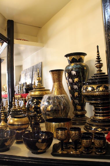 Ngoài trang sức vàng bạc và đá quý, Miến Điện còn nổi tiếng với đồ sơn mài.