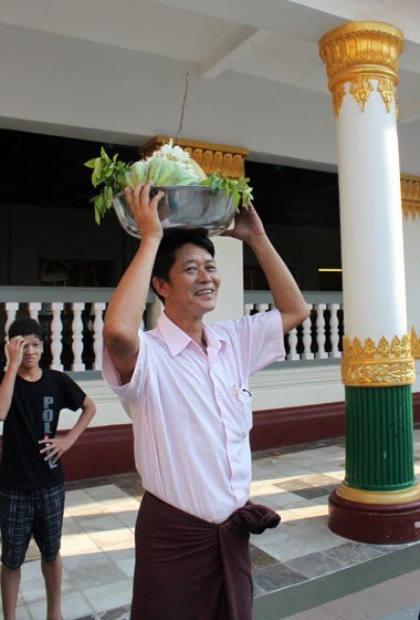 Những thứ mà dân chúng dâng lên chùa chủ yếu là hoa quả. Đàn ông và phụ nữ đều quấn váy. Trang phục truyền thống này của Myanmar gọi là long y.