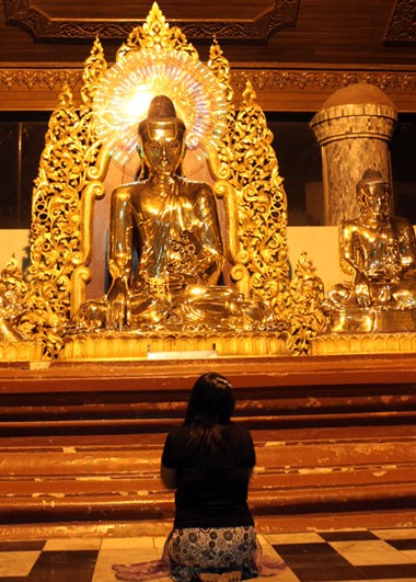 Những người dân sáng sáng lên chùa mỗi khi đi làm và chiều chiều vào chùa cầu nguyện cảm ơn Đức phật đã ban cho họ một ngày yên bình.