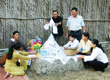Lễ đắp núi cát - một phong tục tín ngưỡng của người Khmer Lễ đắp núi cát - một phong tục tín ngưỡng của người Khmer nhân dịp Tết