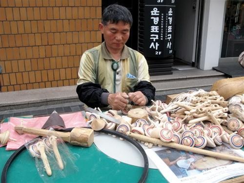Nghệ nhân làm đồ chơi dân gian bằng gỗ Nghệ nhân làm đồ chơi dân gian bằng gỗ