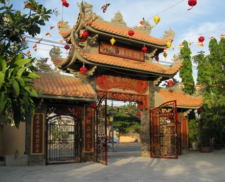 SÂN CHÙA PHÁP VÕ RỘNG RÃI SẠCH SẼ ĐIỂM XUYẾT HÀNG CÂY XANH MÁT RƯỢI