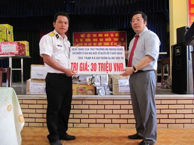 Đem hơi ấm quê hương, tình nghĩa đồng bào đến với Trường Sa ảnh 15