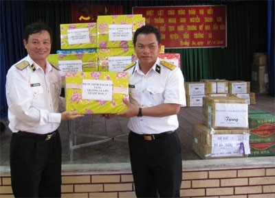Đem hơi ấm quê hương, tình nghĩa đồng bào đến với Trường Sa ảnh 16