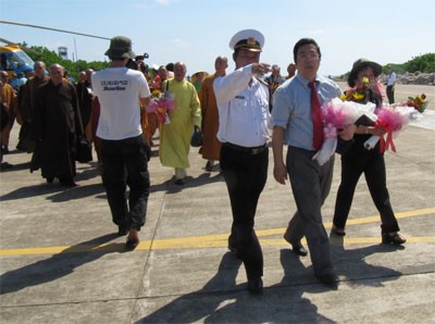 Đem hơi ấm quê hương, tình nghĩa đồng bào đến với Trường Sa ảnh 6