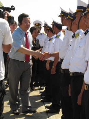 Đem hơi ấm quê hương, tình nghĩa đồng bào đến với Trường Sa ảnh 7