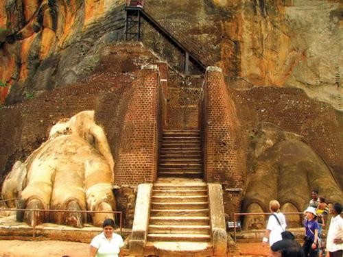 Vuốt sư tử đá hai bên lối lên cung điện Sigirya Vuốt sư tử đá hai bên lối lên cung điện Sigirya