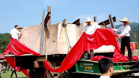Vất vả đưa tượng Thánh Gióng ngự trên đỉnh núi Chồng ảnh 1 Mô tả ảnh.