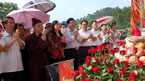 Vất vả đưa tượng Thánh Gióng ngự trên đỉnh núi Chồng ảnh 2 Mô tả ảnh.