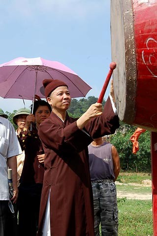 Vất vả đưa tượng Thánh Gióng ngự trên đỉnh núi Chồng ảnh 3 Mô tả ảnh.