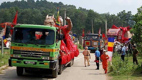 Vất vả đưa tượng Thánh Gióng ngự trên đỉnh núi Chồng ảnh 4 Mô tả ảnh.