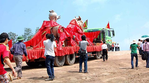 Vất vả đưa tượng Thánh Gióng ngự trên đỉnh núi Chồng ảnh 6 Mô tả ảnh.