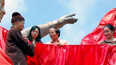 Vất vả đưa tượng Thánh Gióng ngự trên đỉnh núi Chồng ảnh 7 Mô tả ảnh.
