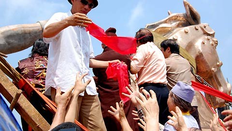 Vất vả đưa tượng Thánh Gióng ngự trên đỉnh núi Chồng ảnh 8 Mô tả ảnh.