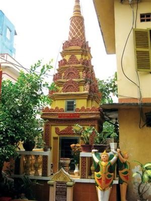 Ngôi tháp trong khuôn viên chùa Ngôi tháp trong khuôn viên chùa