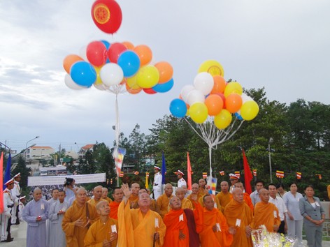 Sóc Trăng: Ban Trị Sự THPG và Tăng Ni Phật tử  viếng nghĩa trang liệt sĩ & các sinh hoạt nhân Đại lễ Phật đản PL: 2554 ảnh 6