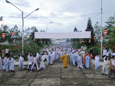 Sóc Trăng: Ban Trị Sự THPG và Tăng Ni Phật tử  viếng nghĩa trang liệt sĩ & các sinh hoạt nhân Đại lễ Phật đản PL: 2554 ảnh 7