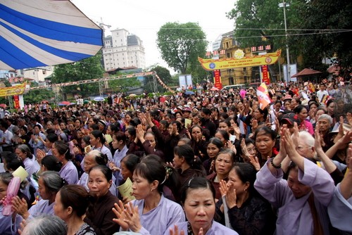 Phật tử khắp cả nước đổ về Lễ Phật tại Cung văn hóa Hữu nghị Phật tử khắp cả nước đổ về Lễ Phật tại Cung văn hóa Hữu nghị