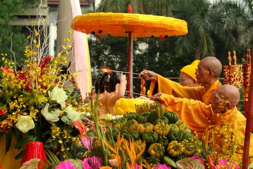 Bắt đầu nghi lễ tắm Phật Bắt đầu nghi lễ tắm Phật