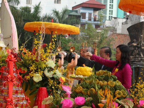 Các vị lãnh đạo nhà nước và MTTQVN tham gia Lễ tắm Phật Các vị lãnh đạo nhà nước và MTTQVN tham gia Lễ tắm Phật