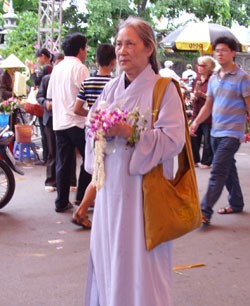 Đông đảo người dân thực hiện nghi lễ tắm Phật Phật tử, người dân cúng bái, cầu may tại chùa Vĩnh Nghiêm Nhiều phụ huynh đưa con em, cũng như các bạn trẻ đến chùa để cúng viếng Lòng thành kính trước cửa Phật Phóng sinh... Các đoàn thể, cá nhân gửi lẵng hoa mừng Đại lễ Phật đản 2010 Không khí diễn ra trang nghiêm, trật tự, nhưng vẫn còn một số ít người bán hàng chèo kéo khách mua đồ. Người dân Sài Gòn mừng Đại lễ Phật đản