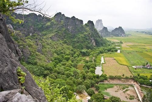 Toàn cảnh khu vực động Kính Chủ nhìn từ đỉnh núi An Phụ Toàn cảnh khu vực động Kính Chủ nhìn từ đỉnh núi An Phụ