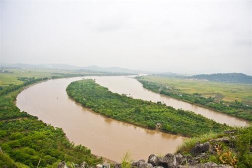 Sông Kinh Thầy uốn lượn quanh núi Sông Kinh Thầy uốn lượn quanh núi