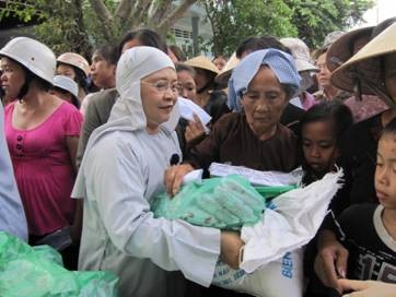 TP.HCM: Chùa Pháp Võ tổ chức truyền đăng và lễ tắm Phật nhân mùa Phật Đản 2554 ảnh 10 phapvo 10 .jpg