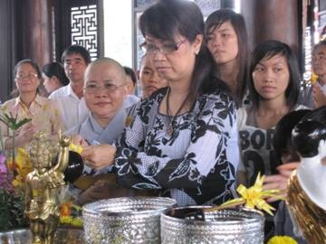 TP.HCM: Chùa Pháp Võ tổ chức truyền đăng và lễ tắm Phật nhân mùa Phật Đản 2554 ảnh 6 phapvo 6 .jpg