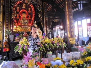 TP.HCM: Chùa Pháp Võ tổ chức truyền đăng và lễ tắm Phật nhân mùa Phật Đản 2554 ảnh 7 phapvo 7.jpg