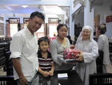 TP.HCM: Chùa Pháp Võ tổ chức truyền đăng và lễ tắm Phật nhân mùa Phật Đản 2554 ảnh 11 phapvo phapvo 12.jpg