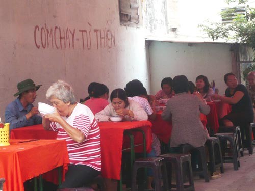 Cơm chay từ thiện tại chùa Vạn Thiện Q.5 ảnh 1