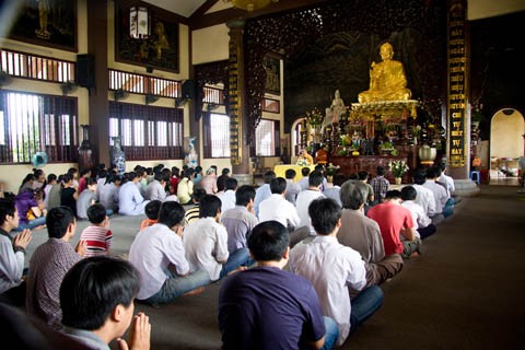 Nghi thức sám hối và sinh hoạt Phật pháp, các phật tử nhi đồng - thanh niên sẽ tập trung ở những địa điểm khác nhau. Thanh niên sẽ lắng nghe giáo lý Phật pháp. Những người trẻ mê thiền