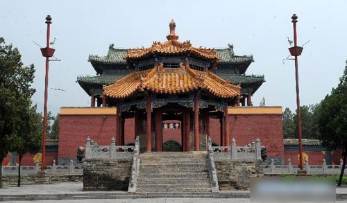 Được một nhà sư Ấn Độ có tên Bạt Đà xây dựng vào khoảng năm 495, dưới thời Bắc Ngụy, tại núi Thiếu Thất, phía tây dãy Tung Sơn, từ đó, Thiếu Lâm Tự không ngừng phát triển về các mặt văn hóa, khoa học, võ thuật.... Khu rừng chùa nổi tiếng nằm trong quần thể di sản. Đài Quan sát Đăng Phong, được xây dựng vào đời nhà Nguyên (1271-1368). Đây cũng là một trong những đài thiên văn cổ nhất trên thế giới. Các nhà thiên văn Trung Quốc đã tính toàn chính xác độ dài một năm là 365,2425 ngày trước khi người Châu Âu phát minh ra lịch Gregorian. Cổng vào của chùa Zhongyue, ngôi chùa cổ nhất Trung Quốc. Không chỉ nổi tiếng về các giá trị văn hóa, lịch sử, Thiếu Lâm Tự còn được biết đến như một trung tâm võ thuật hàng đầu Châu Á. Thiếu Lâm Tự được công nhận là di sản văn hóa thế giới