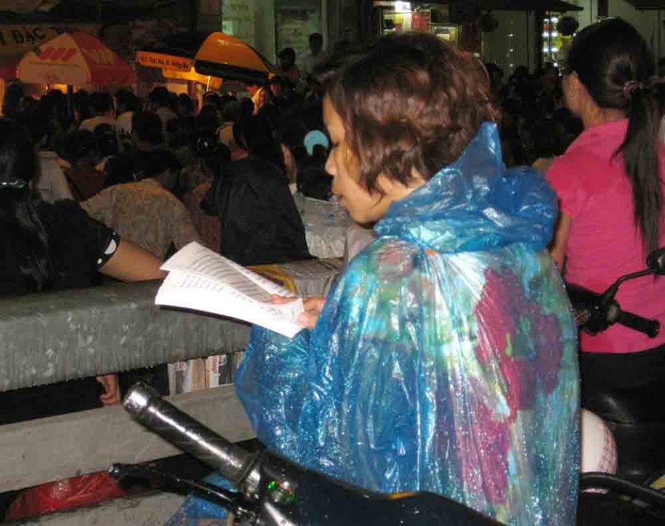 Một số người dân còn đem cả sách có bài lễ ra đọc theo các nhà Sư a