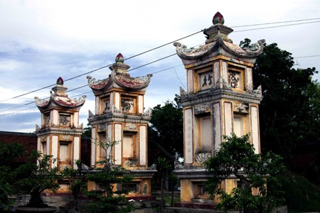Chùa Keo - Nét đẹp ngàn xưa ảnh 7 Những tòa bảo tháp sừng sững tại khu tăng xá phía sau gác chuông.