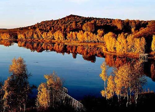 Lá phong đỏ trên núi Hương Sơn, Bắc Kinh. Ngắm lá bulo vàng rực vào cuối tháng 9, đầu tháng 10 ở vùng đồng cỏ Bá Thượng, tỉnh Hồ Bắc. Tới núi Tê Hà, Giang Tô, ngắm rừng phong đỏ rực vào cuối tháng 11, đầu tháng 12. Công viên rừng quốc gia ở Quảng Đông cũng là địa điểm thú vị để ngắm lá phong. Làng Changxi, huyện Vụ Nguyên, Giang Tây có vẻ đẹp ấn tượng của lá phong đỏ đối lập với vẻ cổ kính của những ngôi nhà theo kiến trúc Hồi. Khoảng tháng 12, rừng cây bạch quả chuyển màu vàng rượi tại làng Haiyang, tỉnh Quảng Tây. Miyaluo ở tỉnh Tứ Xuyên cũng là nơi tuyệt vời để ngắm lá phong, lá bulo, vào khoảng tháng 11 và 12. Thung lũng Jiuzhai, Tứ Xuyên có cảnh đẹp quyến rũ bởi màu sắc đối lập giữa lá phong đỏ và nước hồ trong xanh. Thời điểm lý tưởng nhất để ngắm cảnh là vào tháng 11. Rừng cây dương chuyển vàng rực vào tháng 11 ở Ejinaqi, Nội Mông.