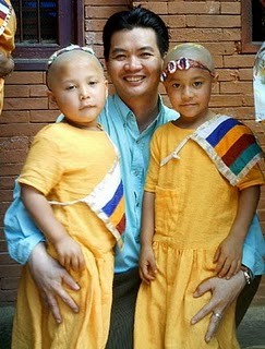 Tác giả và hai cậu bé Sakya xuatgia 1 .jpg
