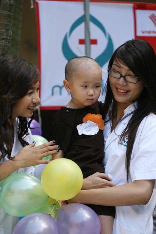 Á hậu Thùy Trang phá cỗ Trung thu cùng các bé mồ côi, Thời trang, thoi trang, hoa hau, a hau, thuy trang, ha nam, tu thien