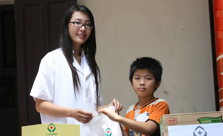 Á hậu Thùy Trang phá cỗ Trung thu cùng các bé mồ côi, Thời trang, thoi trang, hoa hau, a hau, thuy trang, ha nam, tu thien