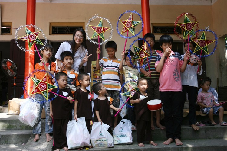 Á hậu Thùy Trang phá cỗ Trung thu cùng các bé mồ côi, Thời trang, thoi trang, hoa hau, a hau, thuy trang, ha nam, tu thien