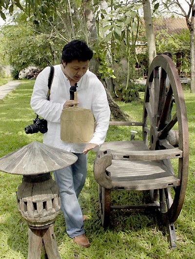 Anh cho biết, sẽ nghĩ ra nhiều cách sáng tạo hơn nữa để tái chế hàng nghìn chiếc bánh xe bò mà anh tìm mua từ khắp nơi. fdsfsdfds
