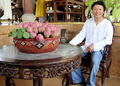 Mỗi khi có khách vào thăm, tự tay Sỹ Hoàng cắm những chậu hoa sen to để trang trí cho gian nhà. hgfhfghgf