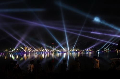 Những làn ánh sáng chuyển màu liên tục khiến hồ Gươm biến ảo, lung linh hơn bao giờ hết - Ảnh: Thuận Thắng Những làn ánh sáng chuyển màu liên tục khiến hồ Gươm biến ảo, lung linh hơn bao giờ hết - Ảnh: Thuận Thắng