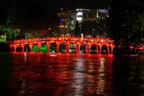 Cầu Thê Húc cũng rực sáng - Ảnh: Thuận Thắng Cầu Thê Húc cũng rực sáng - Ảnh: Thuận Thắng