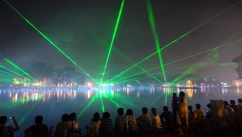 Những làn ánh sáng chuyển mầu liên tục kiến hồ Gươm biến ảo, lung linh hơn bao giờ hết - Ảnh: Thuận Thắng Những làn ánh sáng chuyển mầu liên tục kiến hồ Gươm biến ảo, lung linh hơn bao giờ hết - Ảnh: Thuận Thắng