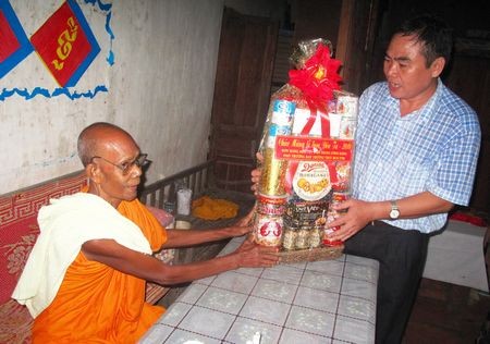 Ban Chỉ đạo Tây Nam Bộ thăm, tặng quà các chùa Khmer ảnh 1 chidao.jpg