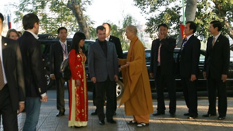 Tổng thống Nga thăm chùa Trấn Quốc - Hà Nội ảnh 6 Mô tả ảnh.