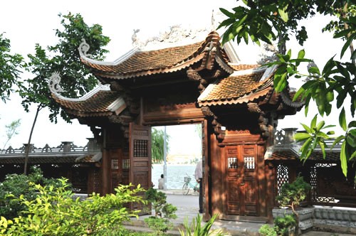 Cổng sau chùa Vạn Niên nhìn ra Hồ Tây (Ảnh: Bích Đào) Cổng sau chùa Vạn Niên nhìn ra Hồ Tây (Ảnh: Bích Đào)